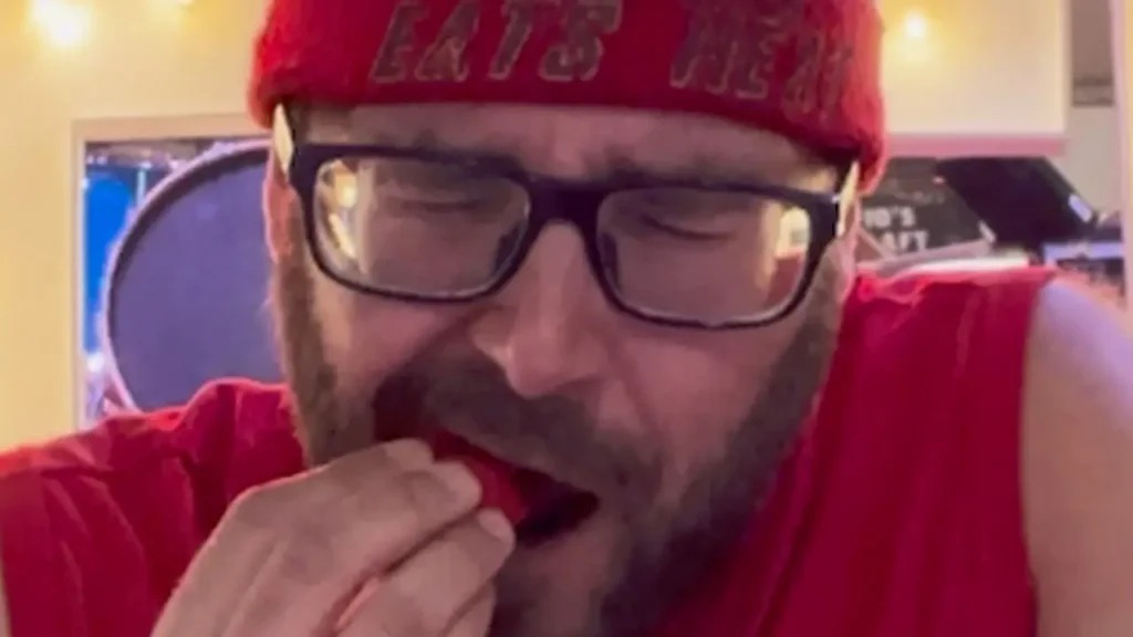 Video Canadian dude eats 25 pieces of the world’s hottest chili pepper, the Carolina Reaper, under 5 minutes - newsjivecom